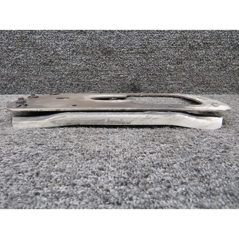 0541220-2, 0541218-2 Cessna 172P Main Gear Mounting Plate RH with Stiffener