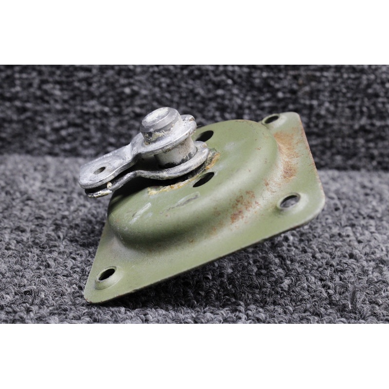 0413195-3, 0511227-7 Cessna 172D Cabin Door Handle Plate and Shaft LH
