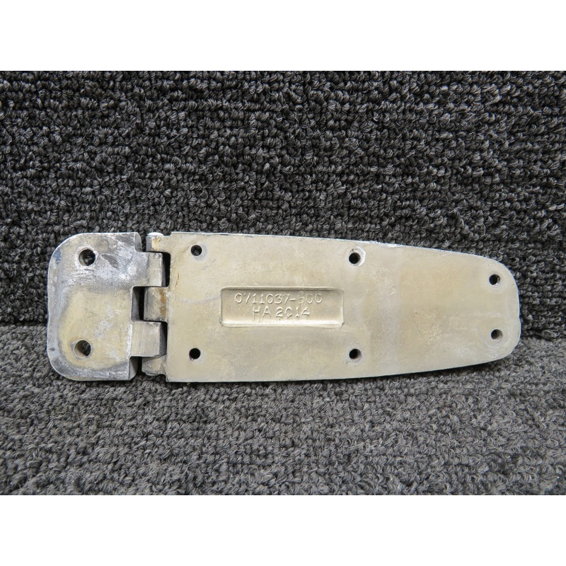 0413426-18 (Cast: 0711037-500) Cessna 150M Lower Cabin Door Hinge RH