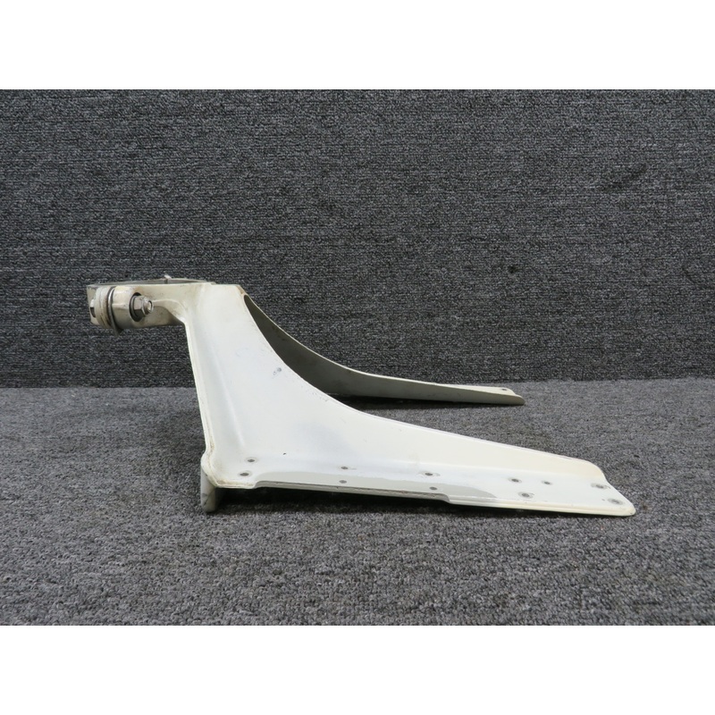 0543016-1Cessna 172 Lower Nose Gear Fitting with Cap (Chipped Edges, Worn Holes)