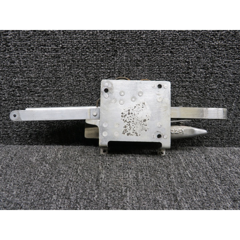 0711020-8 (Use: 0711020-12) Cessna 210 Cabin Door Latch Assembly RH (Wear)