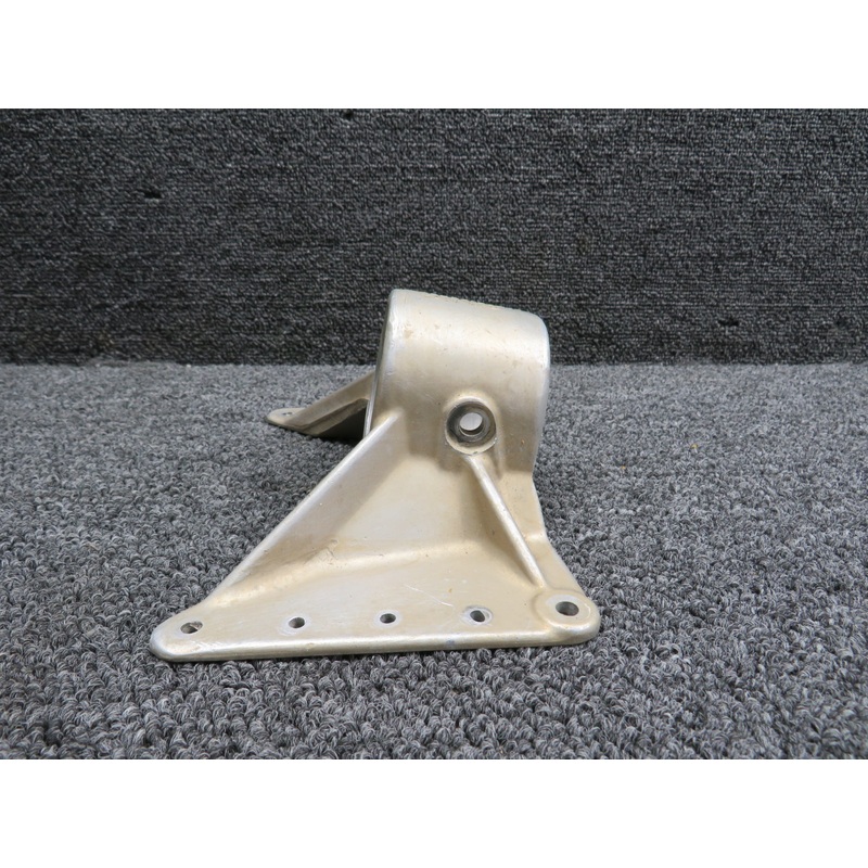 0543013-1 (Cast: 0543013-497) Cessna 172M Upper Nose Gear Fitting (Worn)