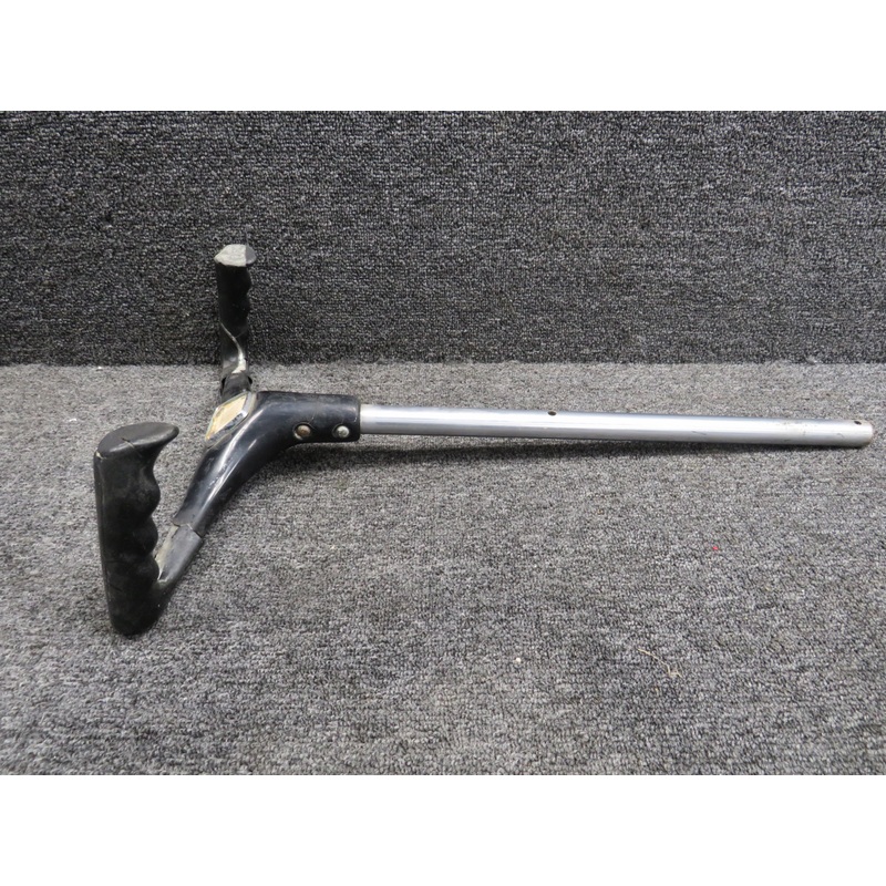 0513239-9 Cessna 172K Control Wheel Assy (Cracked Cover) (L: 13.875, D: 0.75)
