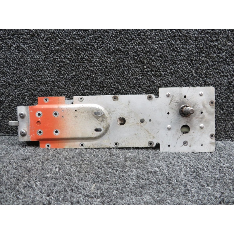 0511256-1 Cessna 172G Cabin Door Latch Assembly LH (Missing Handle)