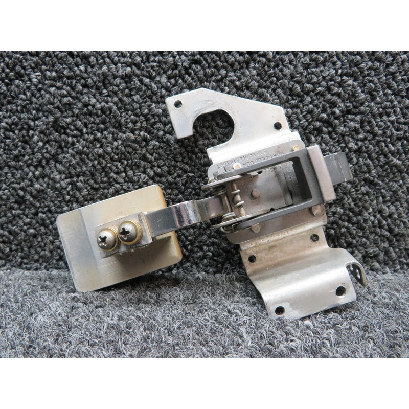 S1359-6 (Use: S1359-7) Cessna 182N Baggage Door Latch Assembly with Bracket