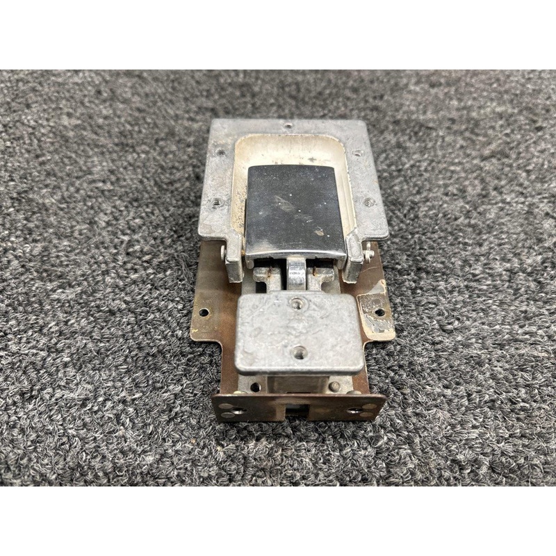 0517012-1 (WEU: 0517012-3) Cessna 172N Cabin Door Latch LH (Missing Bolt)