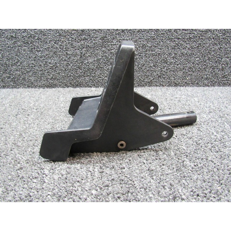 0413578-1 / 0411307-0 Cessna 172S Rudder Pedal Assembly RH W/ Bar