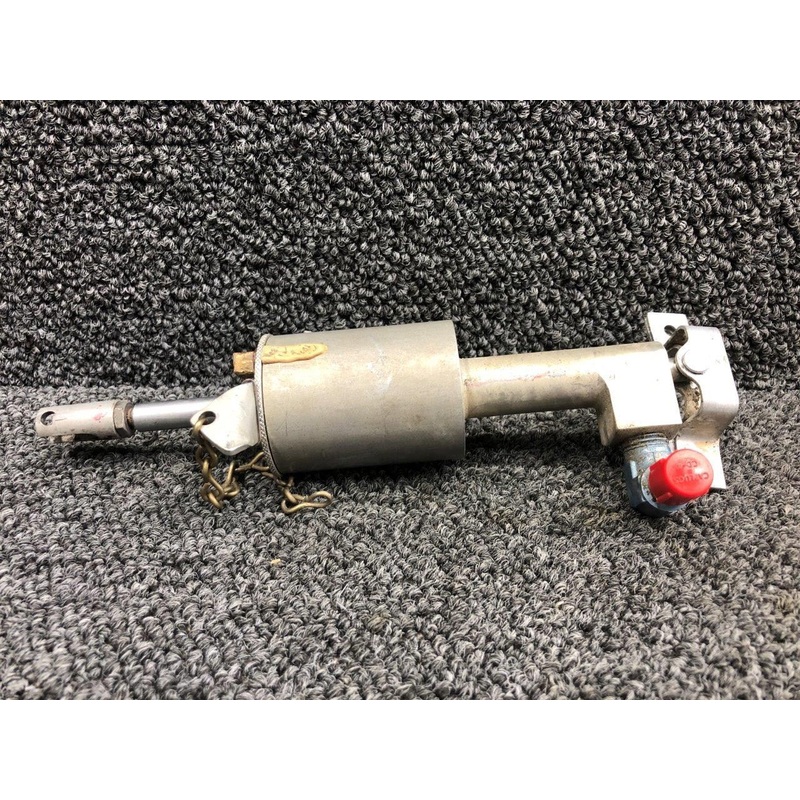 0541138-17 / 0541141-1 Cessna 175 Master Brake Cylinder LH W/ Lock Plate & Chain