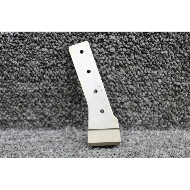 0513372-1 Cessna 172F Tunnel Fitting LH