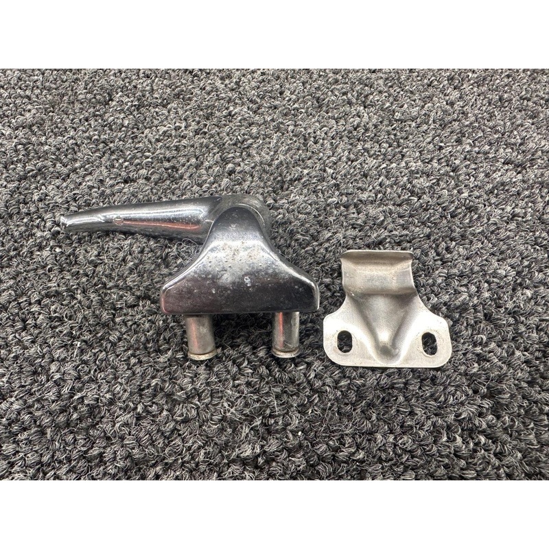 S1483-2, 0517002-1 Cessna 172N Cabin Window Handle LH (missing button)