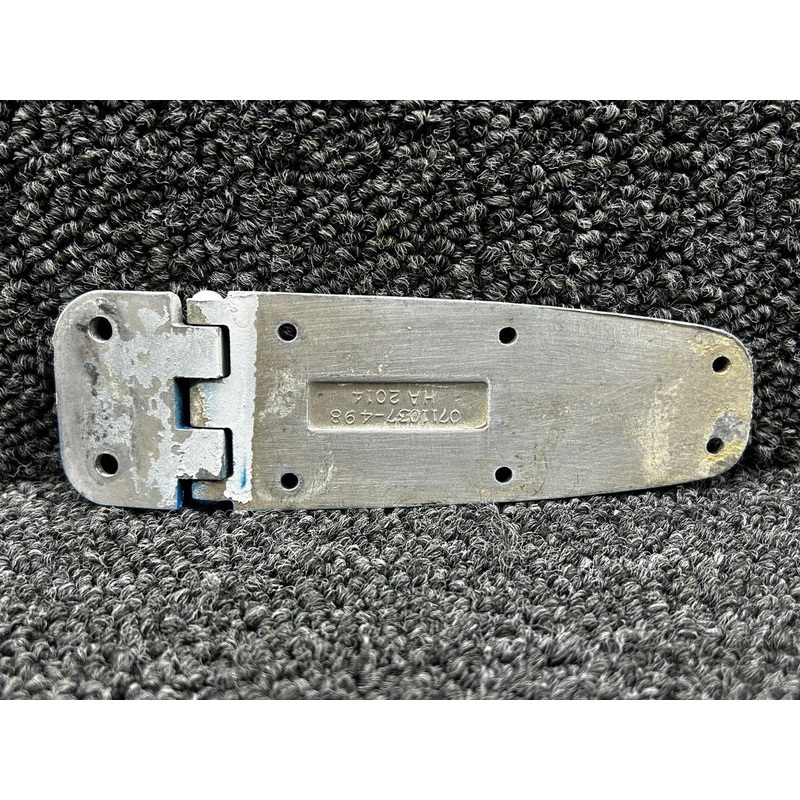 0413426-4 (Use: 0413426-17) Cessna 150J Upper Cabin Door Hinge Assembly RH