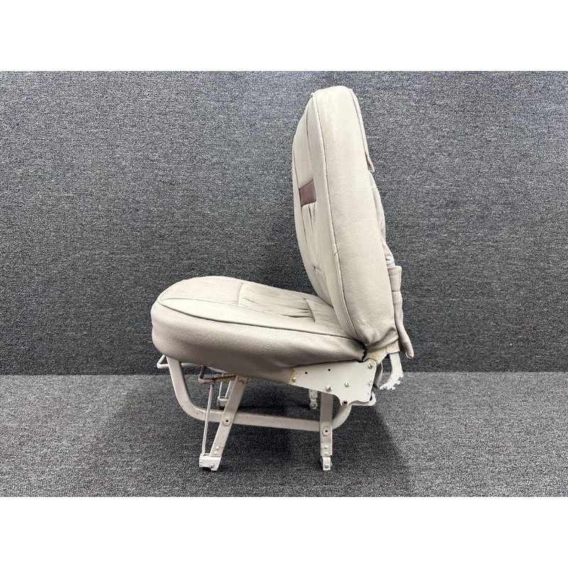 0514122-10 Cessna 172N Co-Pilot Seat Assembly RH (Rail: 11) (Broken Feet)