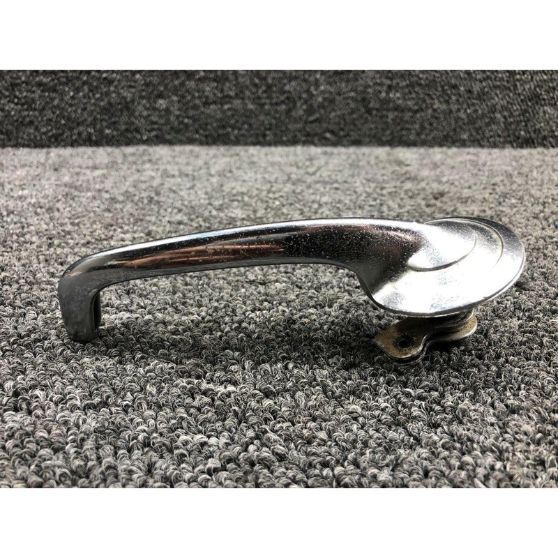 0511303-1 / 0511227-6 Cessna 172 Interior Cabin Door Handle RH W/ Shaft