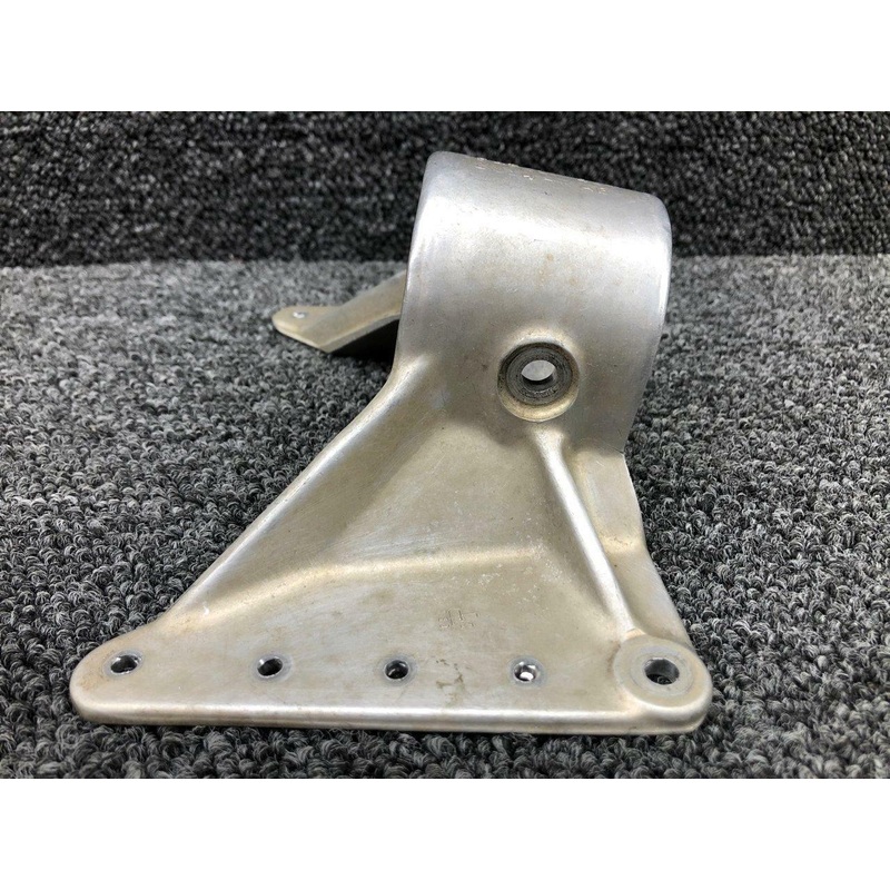 0543013-1 (CAST: 0543013-497) Cessna 172H Nose Gear Upper Fitting