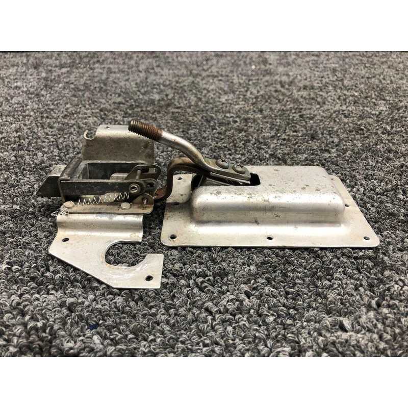 S1359-7 / 0711707-4 Cessna 172K Baggage Door Latch Assembly W/ Pan
