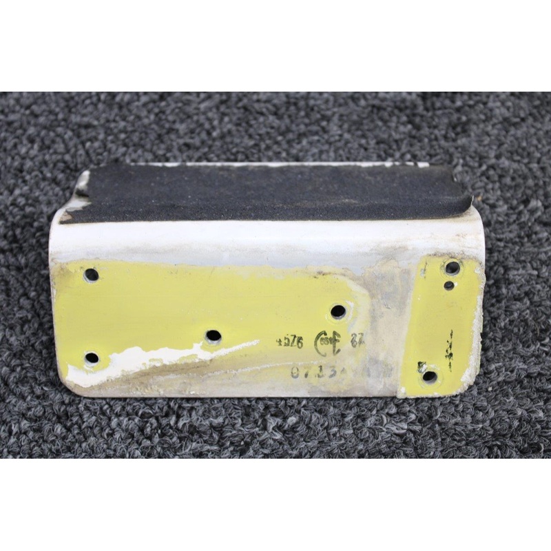 0513395-2 (Use: 0713194-2) Cessna 172M Fuselage Step Forward RH
