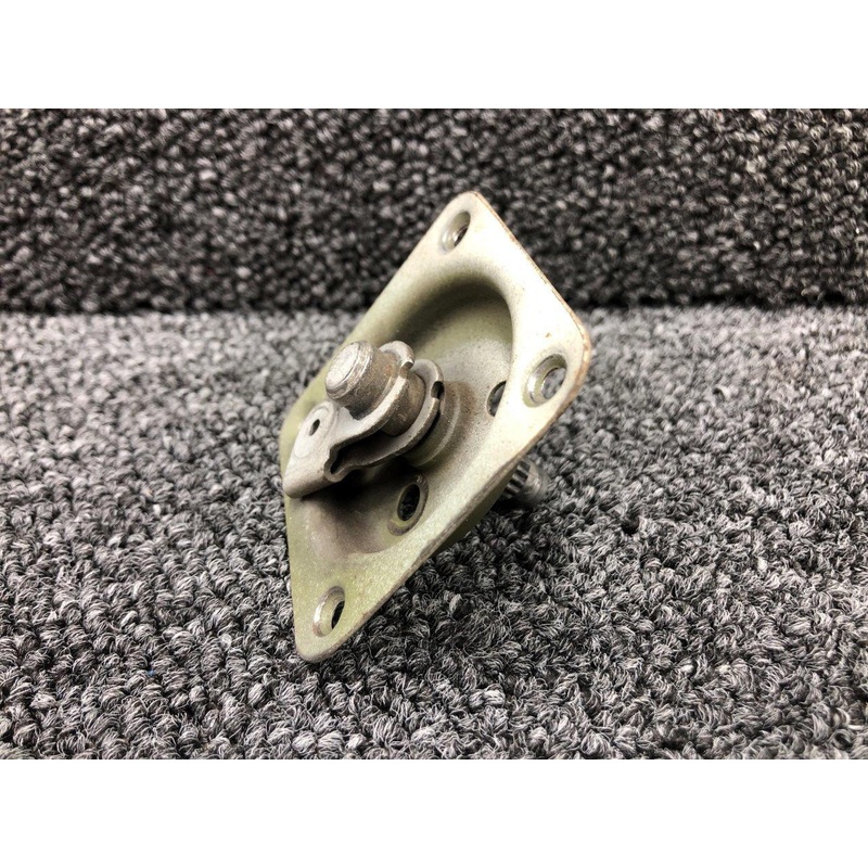0413195-3 / 0511227-6 Cessna 172F Cabin Door Handle Plate & Shaft Assembly RH