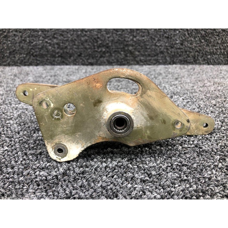 0422430-8 (Use: 0522647-4) Cessna 172RG Aileron Bellcrank RH