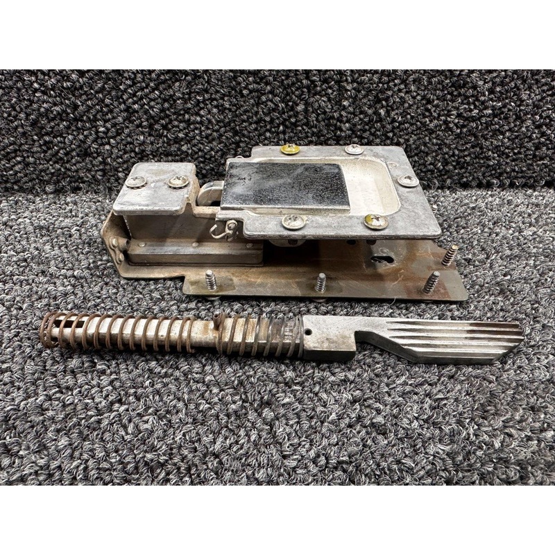 0517012-2 (WEU: 0517012-4) Cessna 172N Cabin Door Latch Assembly RH