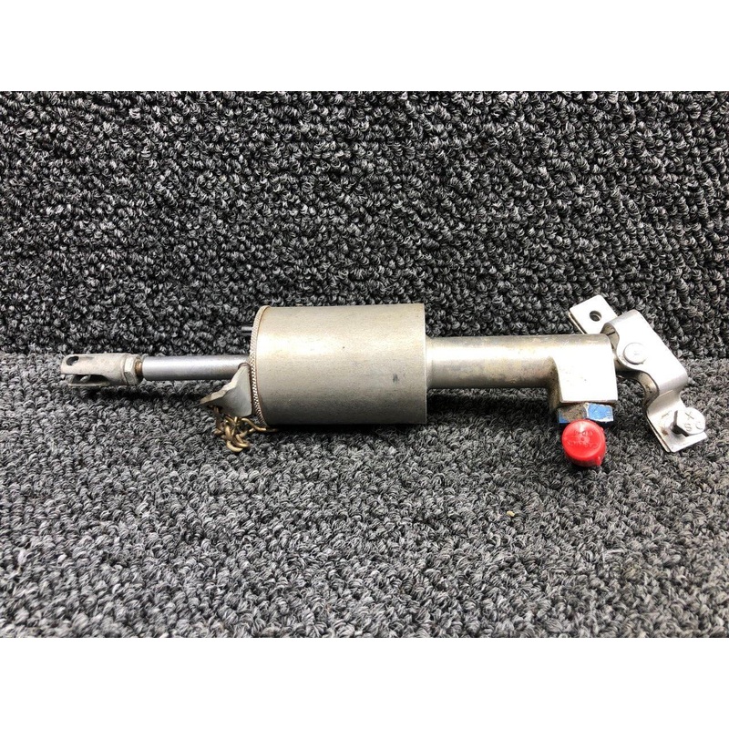 0541138-18 / 0541141-2 Cessna 175 Master Brake Cylinder RH W/ Lock Plate & Chain