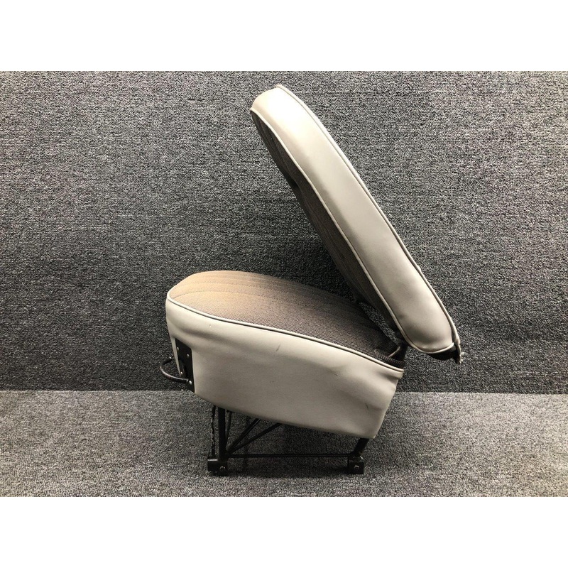 0500104-8 Cessna 172 Front Seat Assembly RH (Rails: 11)