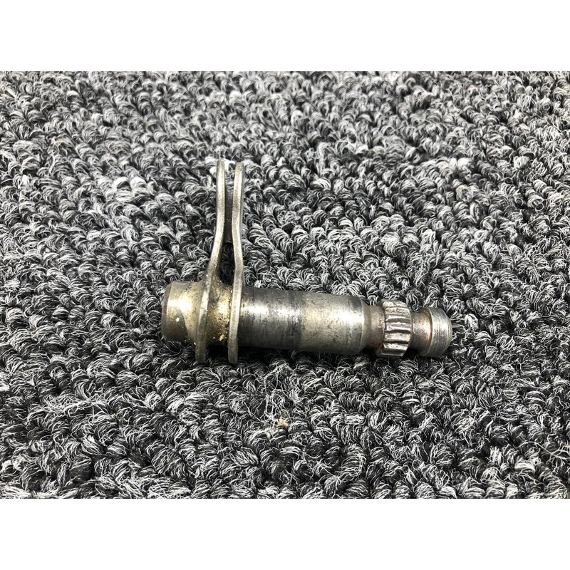 0511227-6 Cessna 172D Cabin Door Handle Shaft RH