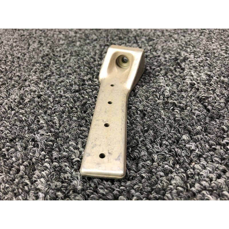 0513372-2 Cessna 172 Fitting RH Tunnel